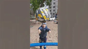 Младший брат показал,как правильно кидать баскетбольный мяч!